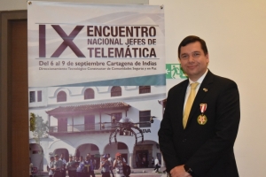 Condecoración con la Medalla al Mérito Tecnológico de la Policía Nacional al profesor Yezid Donoso del Departamento de Ingeniería de Sistemas y Computación.